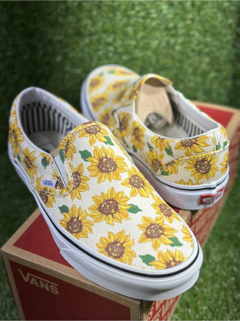 Vans Classic Slip-On, Sunflower Print/White,Men’s 8.5/Womens 10, VN000ZMRFN0